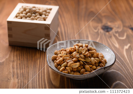Dry natto that can be eaten as is and is full of nutrients (wood grain background) Dried natto 111372423