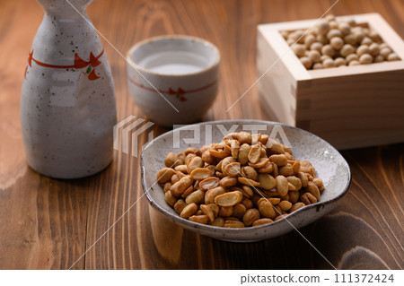 可直接食用且營養豐富的干納豆（木紋背景） 幹納豆 111372424