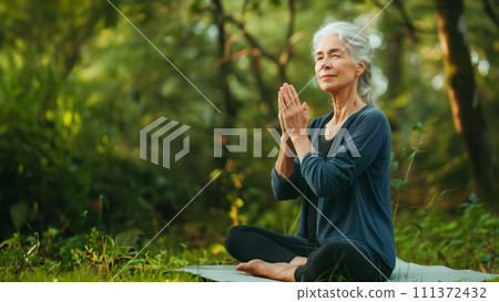 老一輩享受著和諧、健康、安靜的生活。一個活躍的老年人的形象。 老一輩享受著和諧、健康、安靜的生活。一個活躍的老年人的形象。 111372432