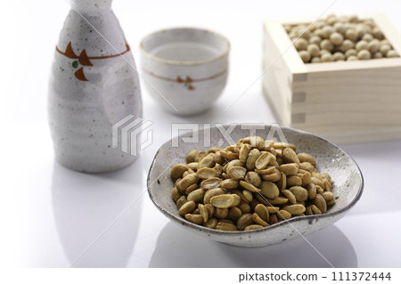 Dry natto that can be eaten as is and is packed with nutrients (white background) Dry natto that can be eaten as is and is packed with nutrients (white background) 111372444