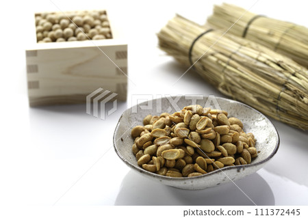 幹納豆可直接食用且富含營養（白色背景） 111372445