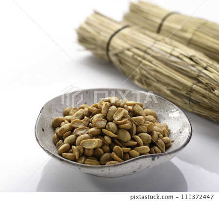 Dry natto that can be eaten as is and is packed with nutrients (white background) 111372447