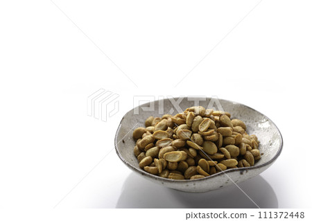 Dry natto that can be eaten as is and is packed with nutrients (white background) 111372448