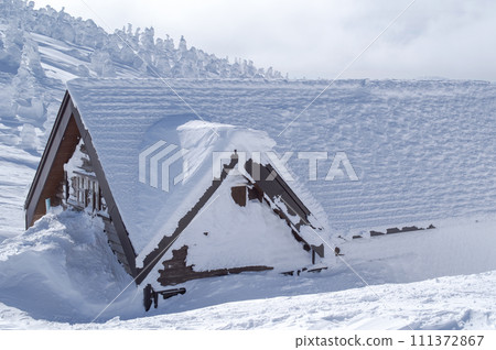 冬日晴朗的森吉山、秋田縣森吉避難小屋和霜凍樹木 111372867