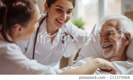 Positive interactions between healthcare professionals and elderly patients. Friendly medical consultation at the hospital. 111373068