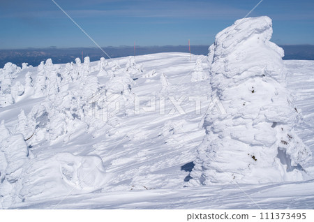 Clear skies at Mt. Moriyoshi in winter, Akita Prefecture 111373495