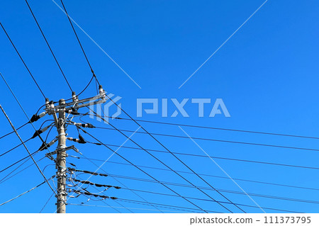 藍天和電線桿在陽光明媚的日子 藍天和電線桿在陽光明媚的日子 111373795