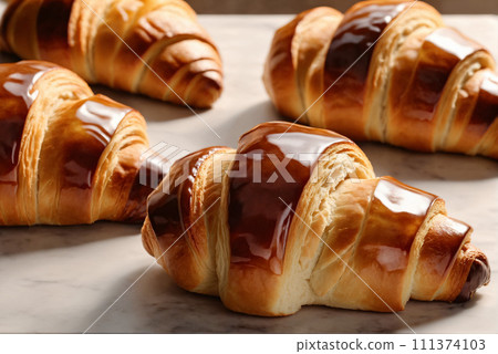 桌上擺著羊角麵包 桌上擺著羊角麵包 111374103