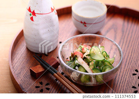 Pickled cucumber and sake on a tray 111374553
