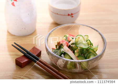 醃黃瓜和熱清酒盛在一個小碗裡 醃黃瓜和熱清酒盛在一個小碗裡 111374564