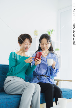 兩個女人看著smaho 111375119