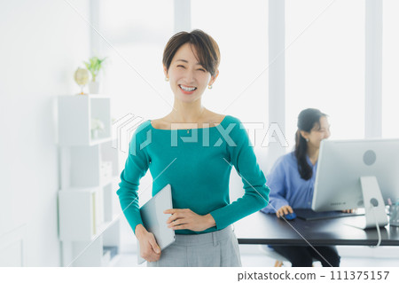 辦公室業務女人 辦公室業務女人 111375157
