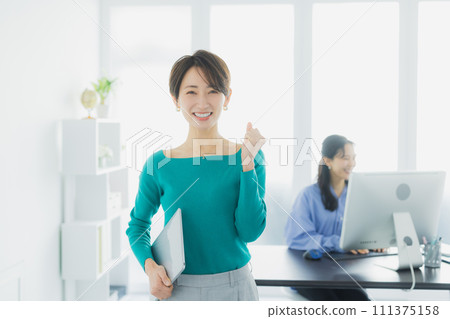 辦公室業務女人 辦公室業務女人 111375158