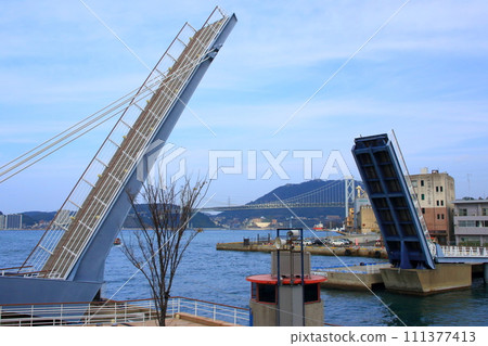 藍翼和關門大橋（門司港復古風景） 111377413