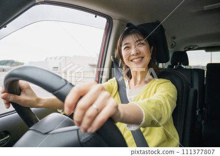 一名駕駛小型貨車的女士 111377807