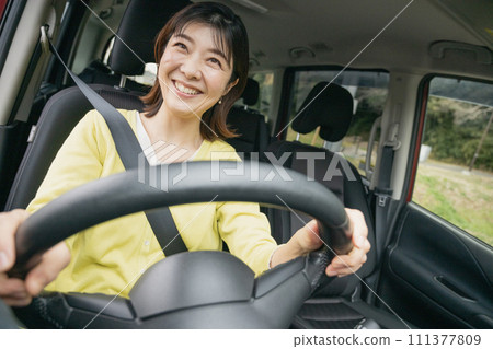 一名駕駛小型貨車的女士 一名駕駛小型貨車的女士 111377809