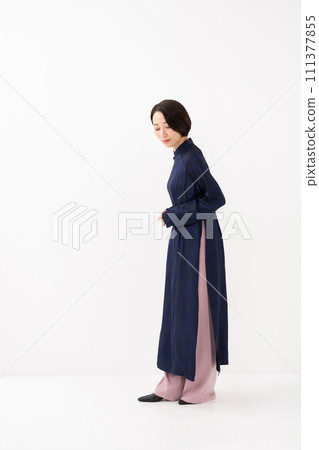 全身穿著奧黛的女人 全身穿著奧黛的女人 111377855