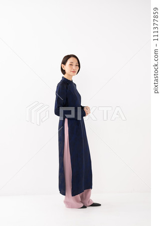 全身穿著奧黛的女人 111377859