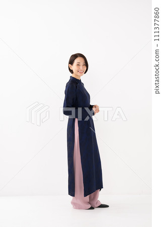 全身穿著奧黛的女人 111377860