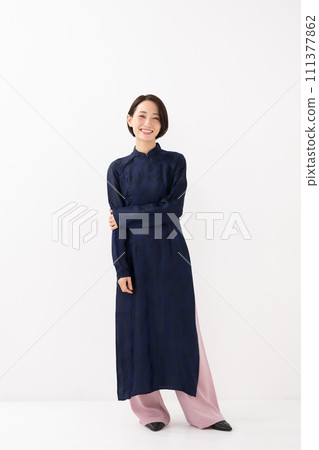 全身穿著奧黛的女人 111377862