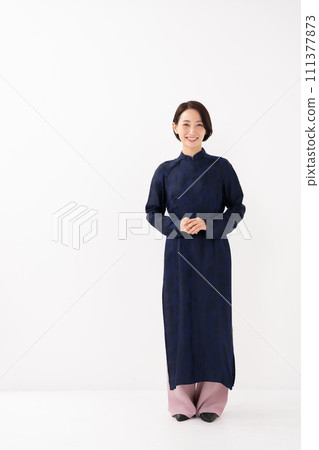 全身穿著奧黛的女人 111377873