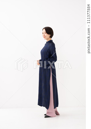 Woman wearing Ao Dai, whole body 111377884