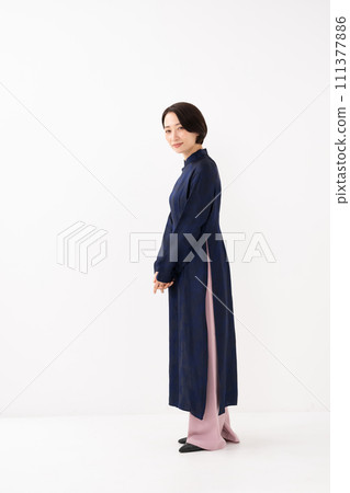 Woman wearing Ao Dai, whole body Woman wearing Ao Dai, whole body 111377886