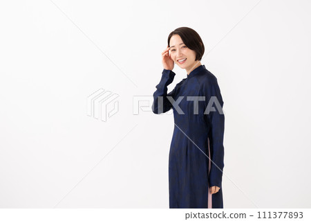A woman wearing Ao-zai 111377893