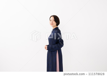 A woman wearing Ao-zai 111378028