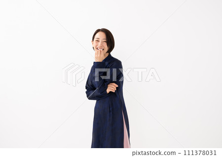 A woman wearing Ao-zai 111378031