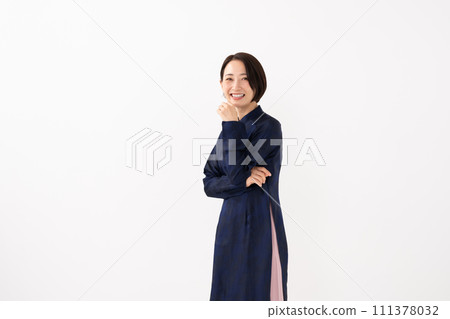 A woman wearing Ao-zai 111378032