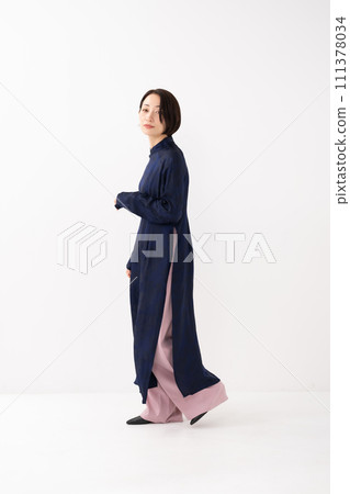 全身穿著奧黛的女人 全身穿著奧黛的女人 111378034
