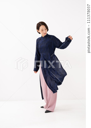 全身穿著奧黛的女人 111378037