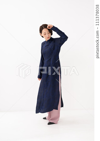 Woman wearing Ao Dai, whole body 111378038