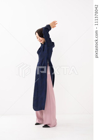 Woman wearing Ao Dai, whole body Woman wearing Ao Dai, whole body 111378042