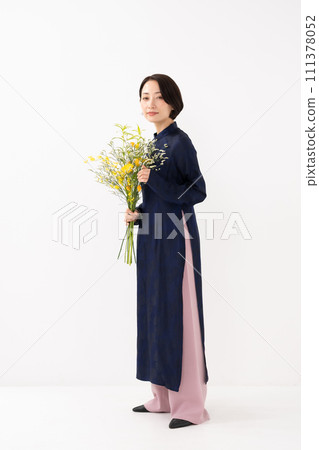 身穿長袍、手捧花的女子 111378052