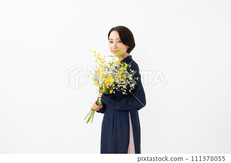 身穿長袍、手捧花的女子 111378055