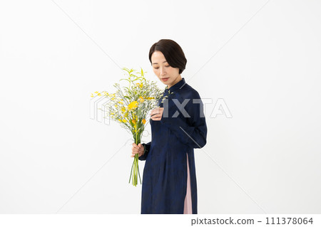 身穿長袍、手捧花的女子 111378064