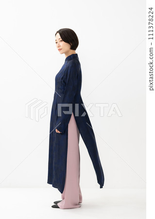 Woman wearing Ao Dai, profile 111378224