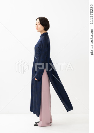Woman wearing Ao Dai, profile 111378226