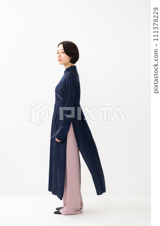 穿著奧黛的女人，側面 111378229