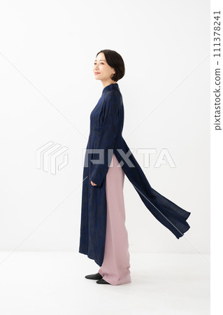 Woman wearing Ao Dai, profile 111378241