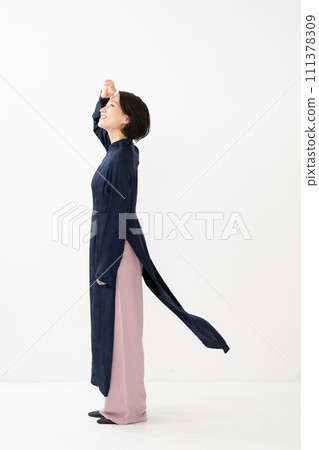 穿著奧黛的女人，側面 111378309
