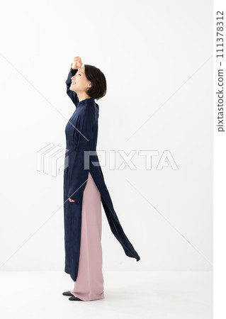 穿著奧黛的女人，側面 111378312