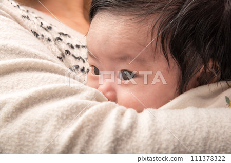 [抱嬰兒] 111378322