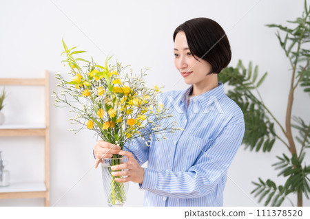 A woman who grows flowers 111378520