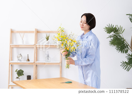 A woman who grows flowers 111378522