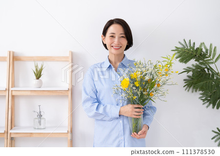 拿著花瓶的女人 111378530
