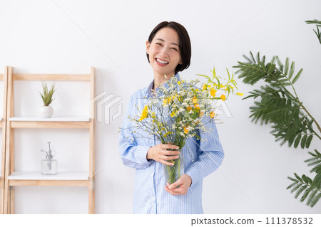 拿著花瓶的女人 111378532