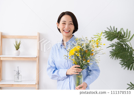 拿著花瓶的女人 111378533